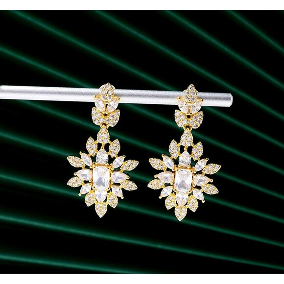 Dream A Little Dream Is A Unique One-Of-A-Kind 8-piece Tiara  Bridal Ensemble - Picture 6 of 16